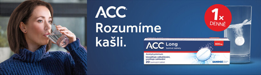 Žena pije rozpuštěný ACC lék